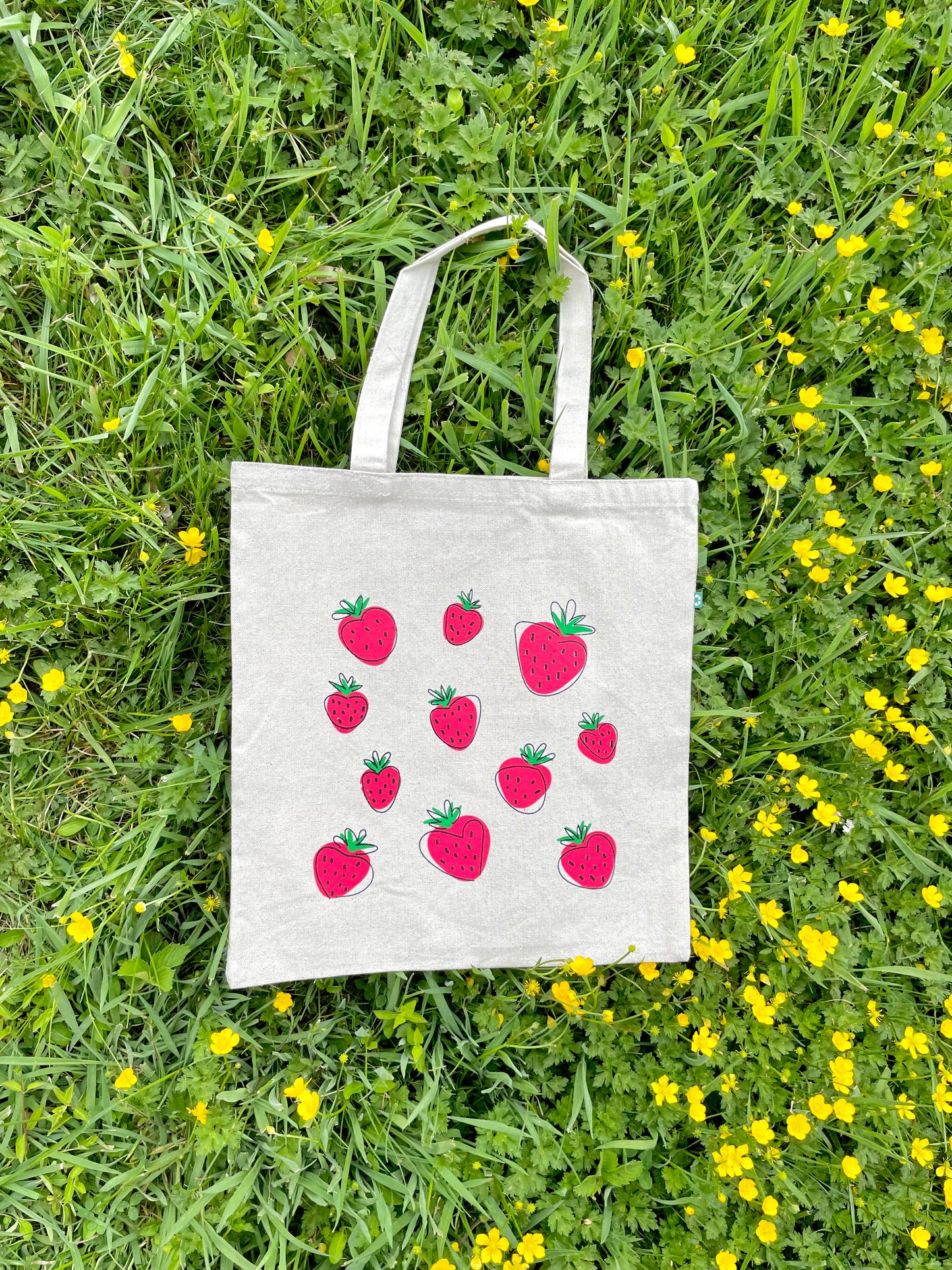 Super Berry tote laying in flowers